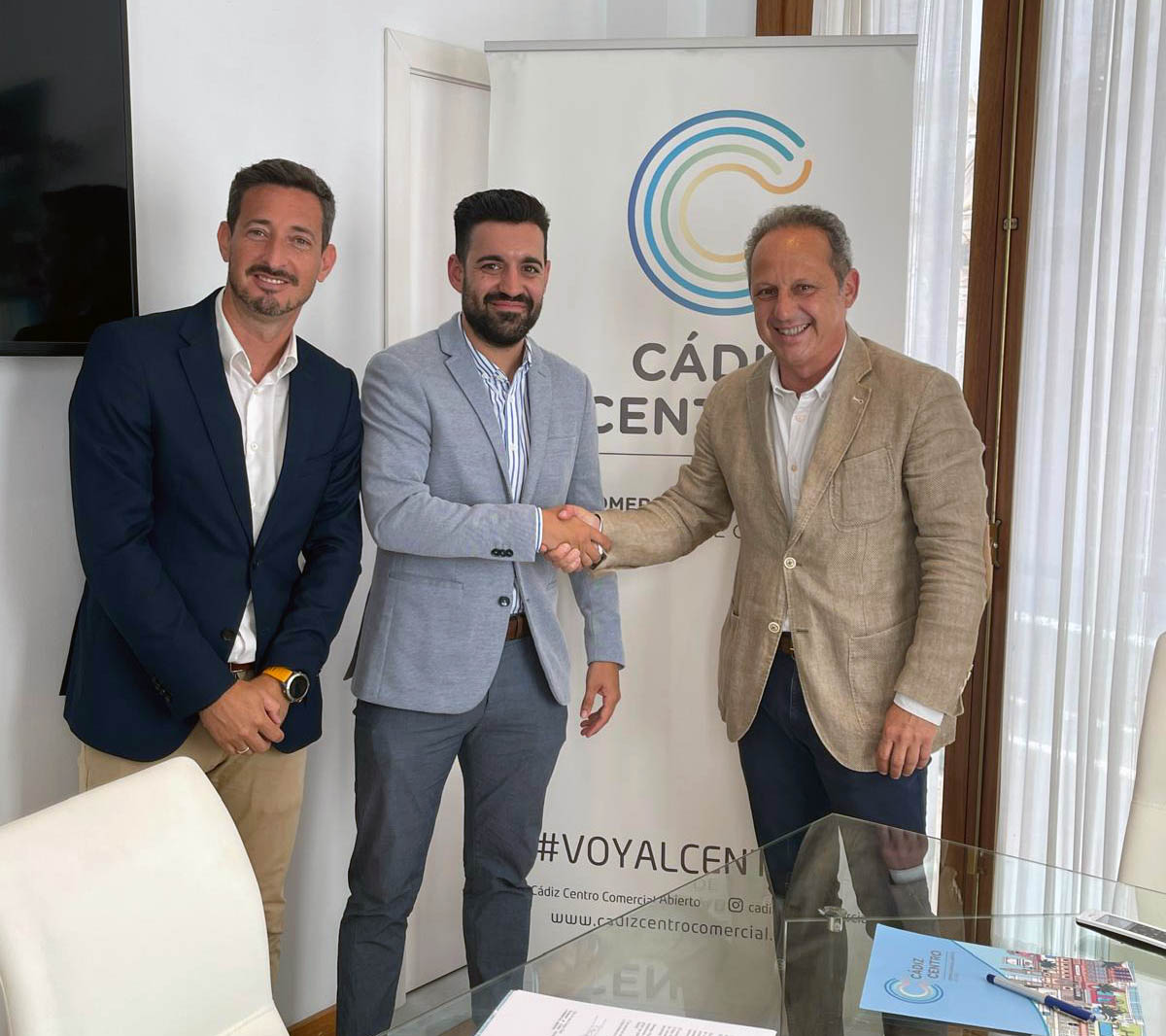Acuerdo de colaboración entre Conversia y la asociación Cádiz Centro Comercial Abierto